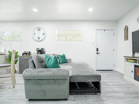 Dora's Haven Getaway-Cozy 1Bedroom with Boat or Camper Parking- Free Apartment in Mount Dora