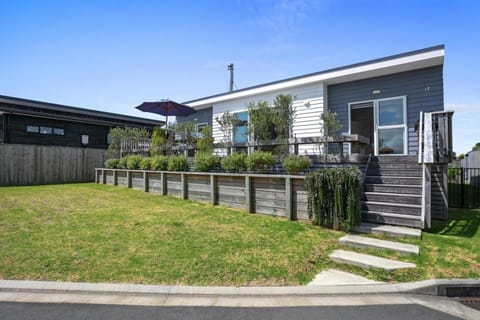 Property building, Garden, Balcony/Terrace