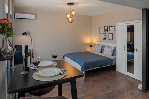 Bed, Photo of the whole room, Dining area, Bedroom, air conditioner