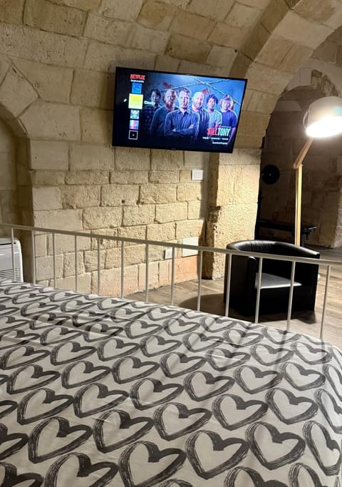 Bed, TV and multimedia, Bedroom