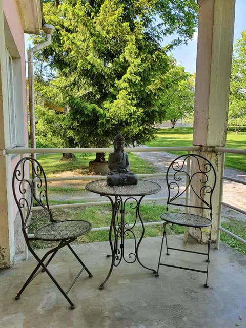 Patio, Spring, Day, Natural landscape, Garden, Garden, Seating area, Garden view
