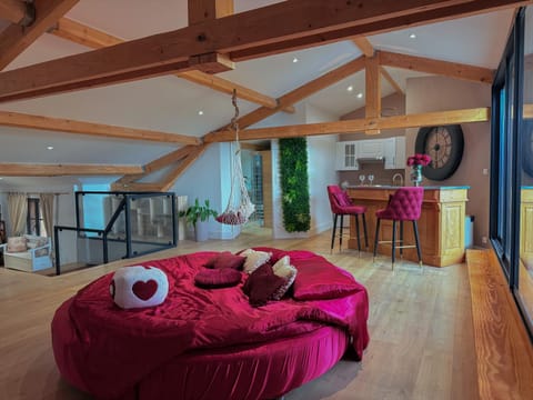 Kitchen or kitchenette, Living room, Seating area, Dining area