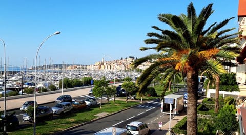 Neighbourhood, City view, Sea view, Street view, Location