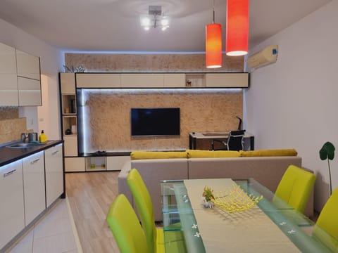 Communal lounge/ TV room, TV and multimedia, Kitchen or kitchenette, Living room, Seating area, Dining area, Evening entertainment