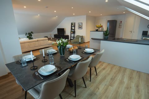 Kitchen or kitchenette, Living room, Food and drinks, Seating area, Dining area, Food