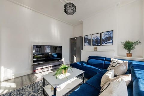 Communal lounge/ TV room, TV and multimedia, Living room, Seating area, Evening entertainment
