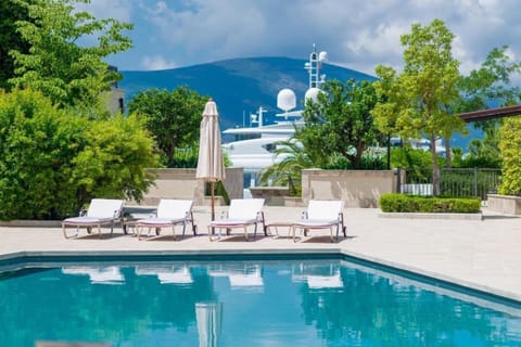 Pool view, Pool view