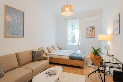 Bed, Photo of the whole room, Seating area, Bedroom