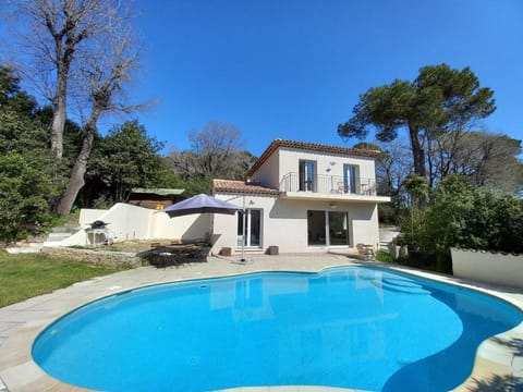 VALBONNE Villa récente avec piscine House in Valbonne