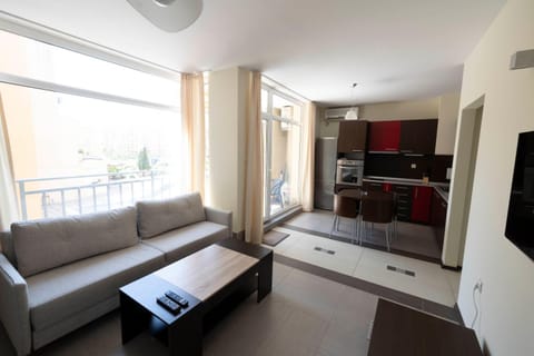 Communal lounge/ TV room, TV and multimedia, Kitchen or kitchenette, Living room, Seating area, Dining area, oven, stove