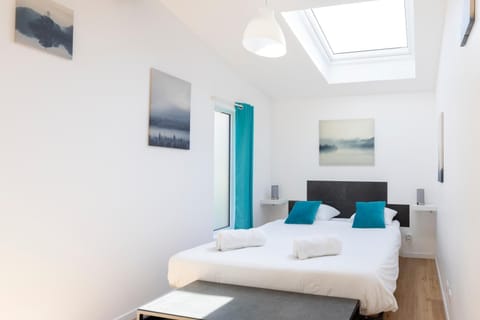 Photo of the whole room, Bedroom