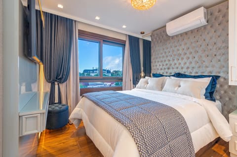 Bed, Photo of the whole room, Bedroom, air conditioner
