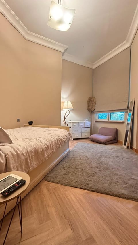 Bed, Photo of the whole room, Seating area, Bedroom