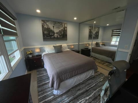 Bed, Photo of the whole room, Seating area, Bedroom