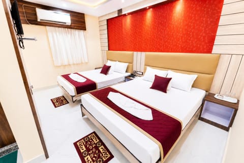 Bed, Photo of the whole room, Seating area, Bedroom, towels, air conditioner