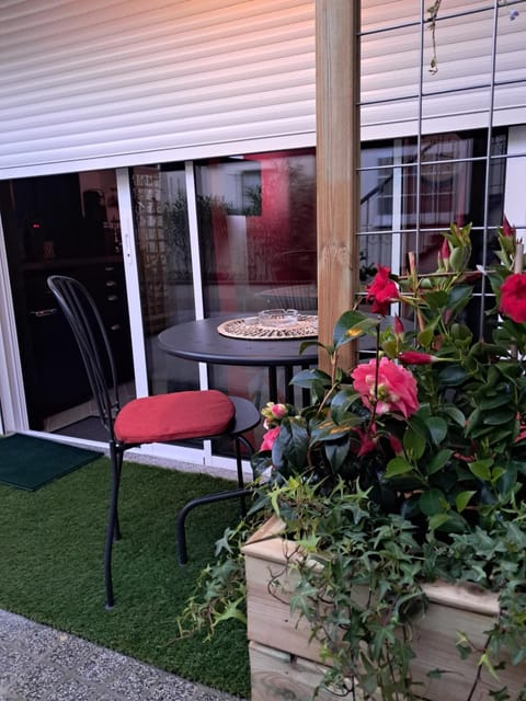 Property building, Spring, Day, Garden, Balcony/Terrace, Garden view