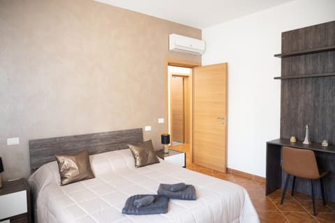 Bed, Night, Bedroom, towels, air conditioner