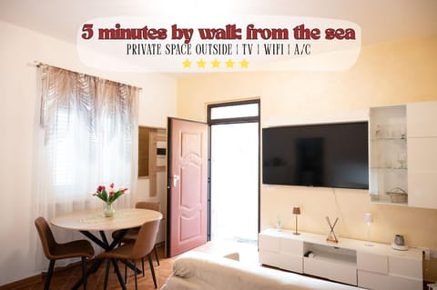 Communal lounge/ TV room, TV and multimedia, Seating area, Dining area, air conditioner