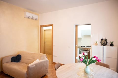 Seating area, Dining area, internet, air conditioner, air conditioner