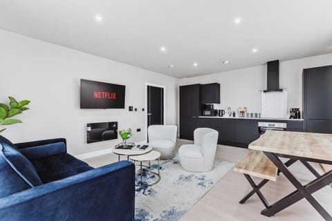 TV and multimedia, Kitchen or kitchenette, Living room, Seating area, Dining area