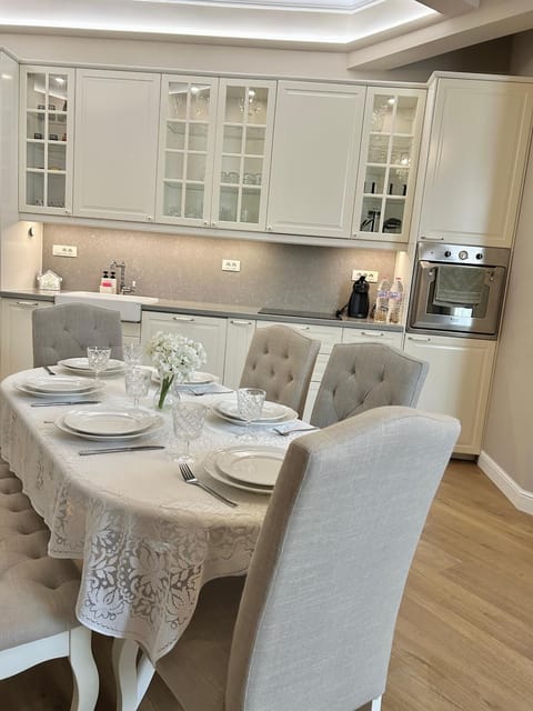 Kitchen or kitchenette, Living room, Seating area, Dining area, minibar, stove