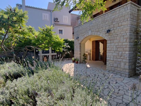 Property building, Day, Garden, Garden view