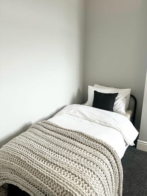 Large 5-Bedroom House in Salford-Free Parking-Sleeps 10 House in Salford