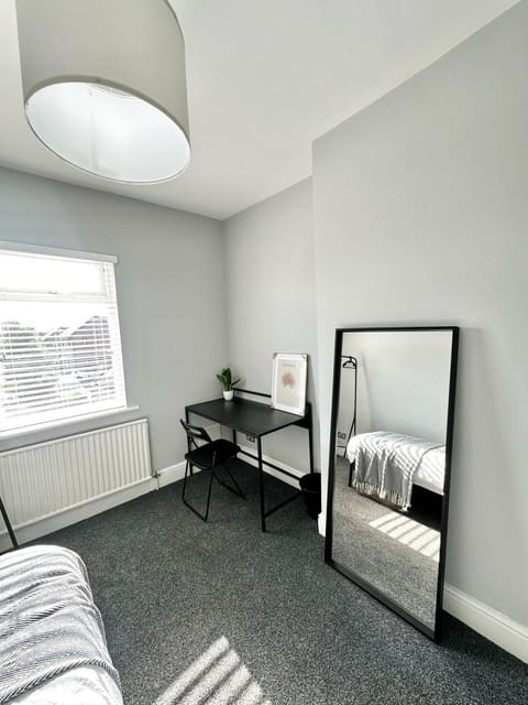 Large 5-Bedroom House in Salford-Free Parking-Sleeps 10 House in Salford