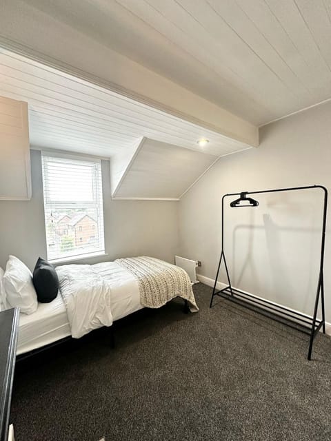 Large 5-Bedroom House in Salford-Free Parking-Sleeps 10 House in Salford