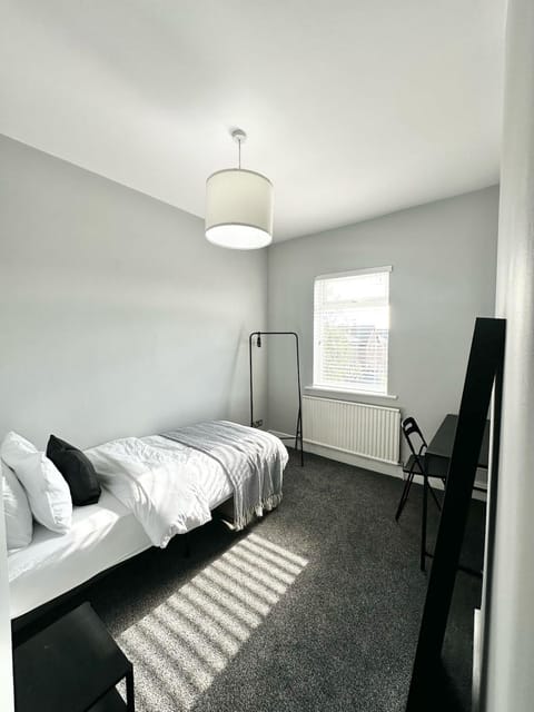 Large 5-Bedroom House in Salford-Free Parking-Sleeps 10 House in Salford