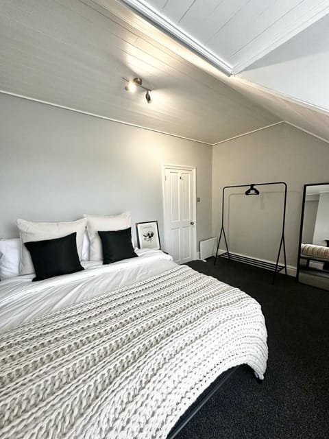 Large 5-Bedroom House in Salford-Free Parking-Sleeps 10 House in Salford