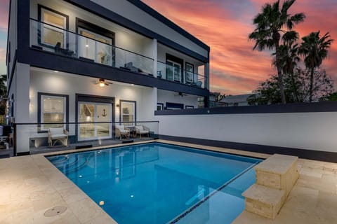 Pool view, Swimming pool, sunbed
