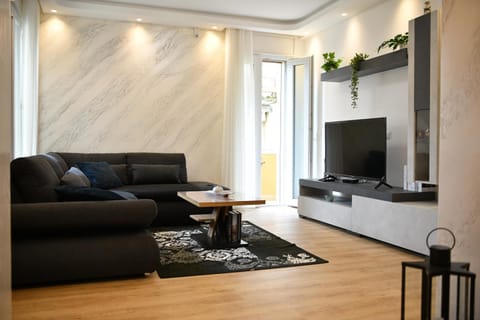 Communal lounge/ TV room, TV and multimedia, Living room, Seating area, Evening entertainment