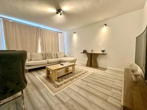 Bed, TV and multimedia, Living room, Photo of the whole room, Seating area, Bedroom