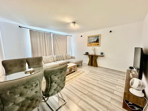 TV and multimedia, Living room, Seating area, Dining area