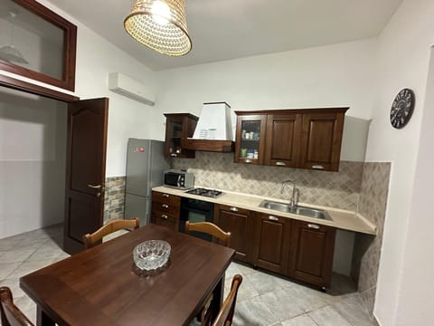 Kitchen or kitchenette, Dining area, oven