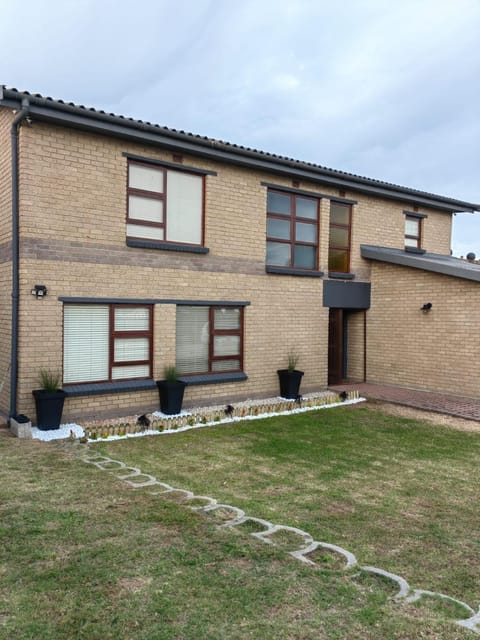 Property building, Day, Garden, Garden view