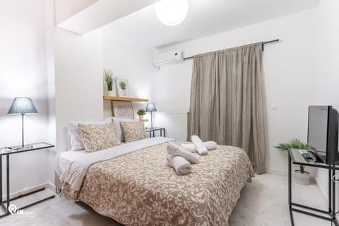 Bed, TV and multimedia, Photo of the whole room, Bedroom, towels