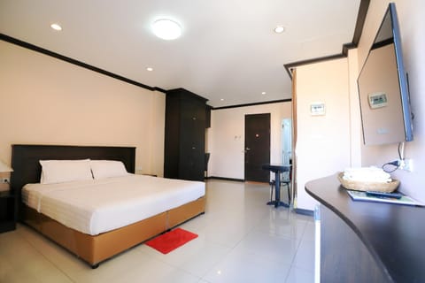 Bed, TV and multimedia, Photo of the whole room, Seating area, Bedroom, wardrobe, air conditioner