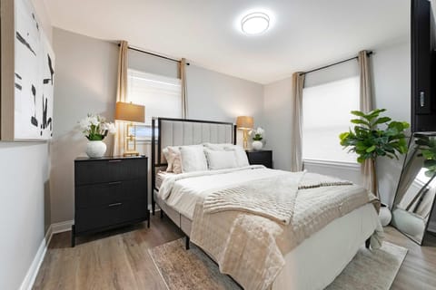 Spacious Family Getaway LCP Collection House in Schaumburg