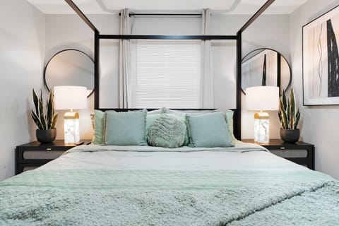 Spacious Family Getaway LCP Collection House in Schaumburg