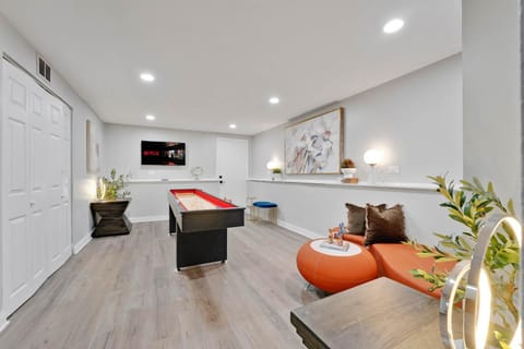 Spacious Family Getaway LCP Collection House in Schaumburg