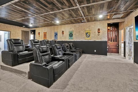 Gorgeous Paradiso Mansion Pool-Game-Room-Theater-3 House in Orlando
