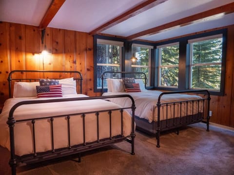 Updated Cabin near Beach&Ski HotTub Sauna Pets EV Cabin in Tahoe City
