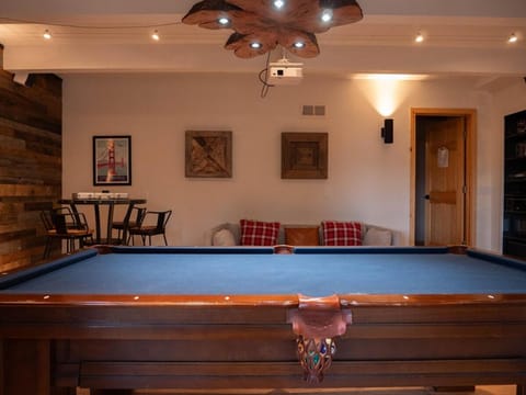 Updated Cabin near Beach&Ski HotTub Sauna Pets EV Cabin in Tahoe City