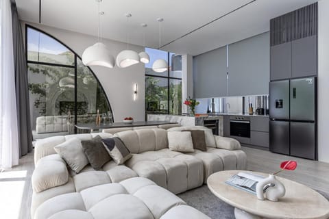 TV and multimedia, Living room, Seating area, Dining area