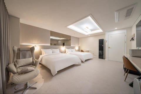 Bed, TV and multimedia, Bedroom, air conditioner