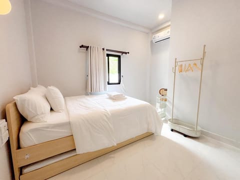Bed, Photo of the whole room, Bedroom, air conditioner
