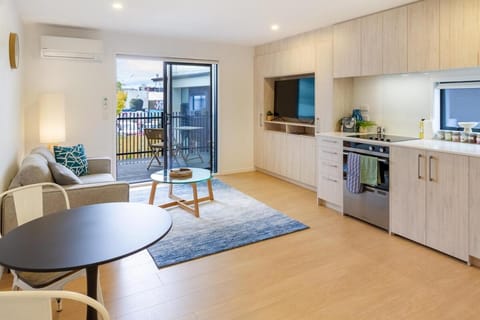 TV and multimedia, Kitchen or kitchenette, Living room, Seating area, Dining area, oven, stove