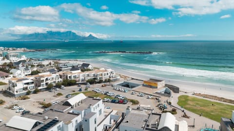 Property building, Beach, Evening entertainment, Sea view, Street view, Location